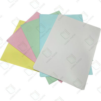 คุณภาพ กระดาษไร้คาร์บอน 100% กระดาษผงไม้ NCR กระดาษ 45-80gm พื้นที่เรียบสําหรับการรับใบใบชําระเงิน โรงงาน
